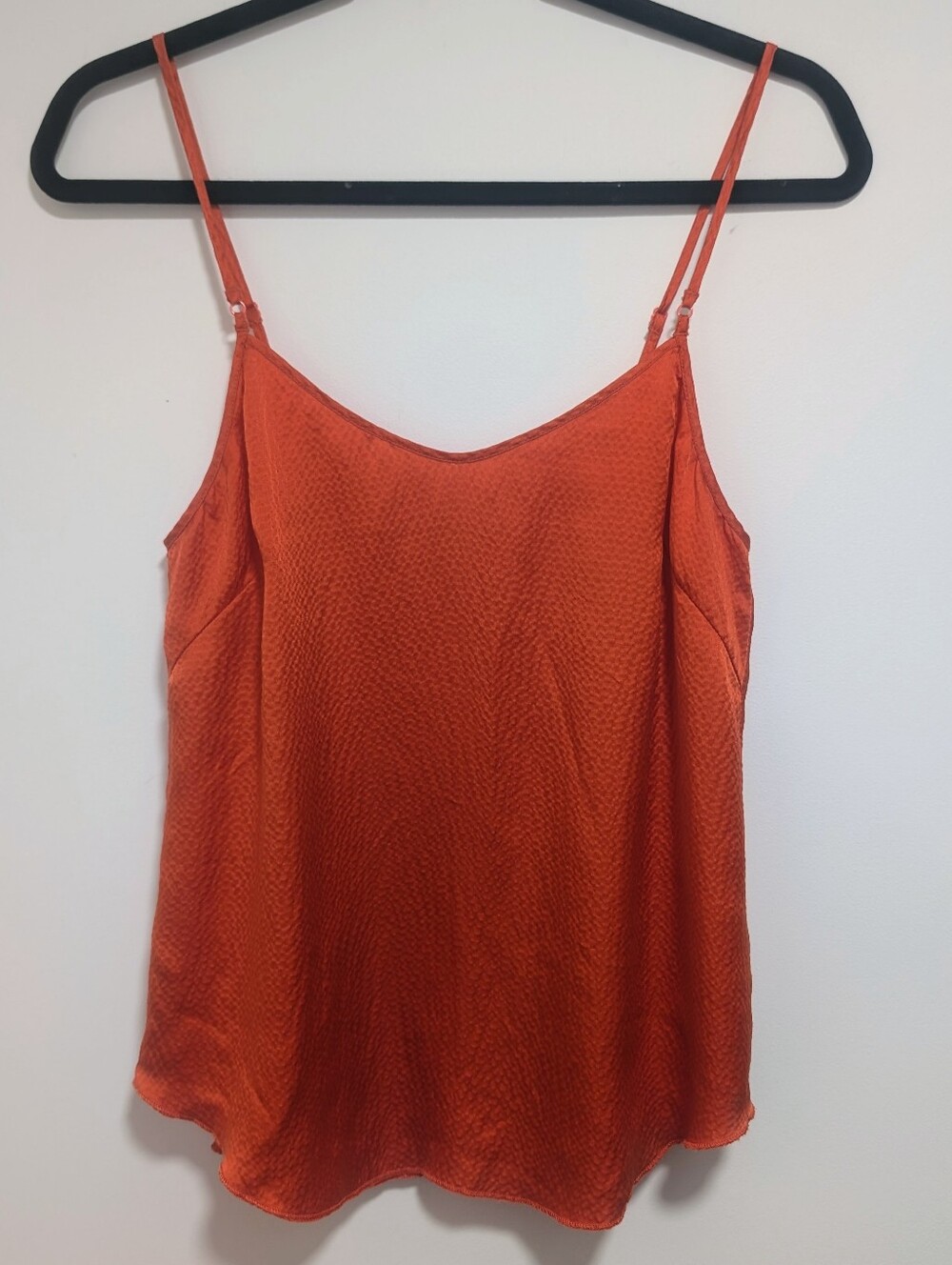 Aritzia Wilfred | 100% Silk Jacquard V-Neck Adjustable Cami Top In Burnt Orange